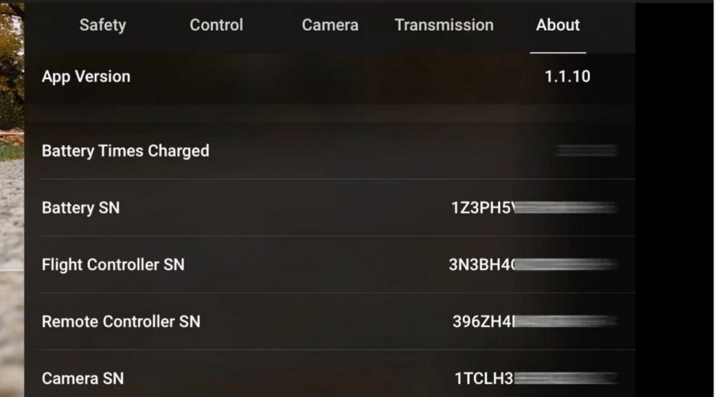 Где найти серийный номер DJI Mavic Air 2? Изображение, показывающее серийный номер Mavic Air 2 в приложении DJI Fly.