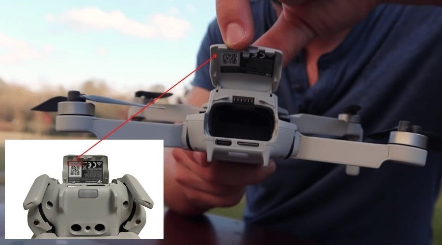 Расположение серийного номера DJI Mini 2 Расположение серийного номера dji mini 2 внутри батарейного отсека